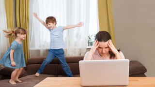 אמא מנסה לעבוד מהבית, הילדים מתפרעים