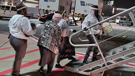 מלכה לייפר עולה על מטוס בדרך לאוסטרליה