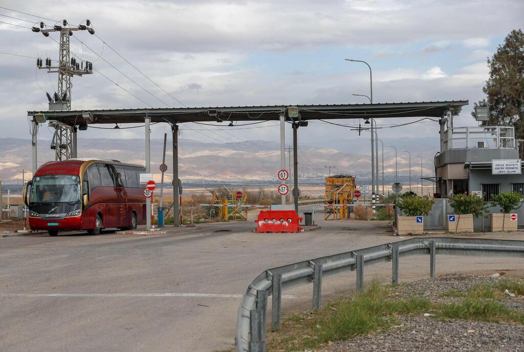 Allenby Crossing. Nassar describes it as both an economic and humanitarian bottleneck (Photo: AFP) מעבר גשר אלנבי