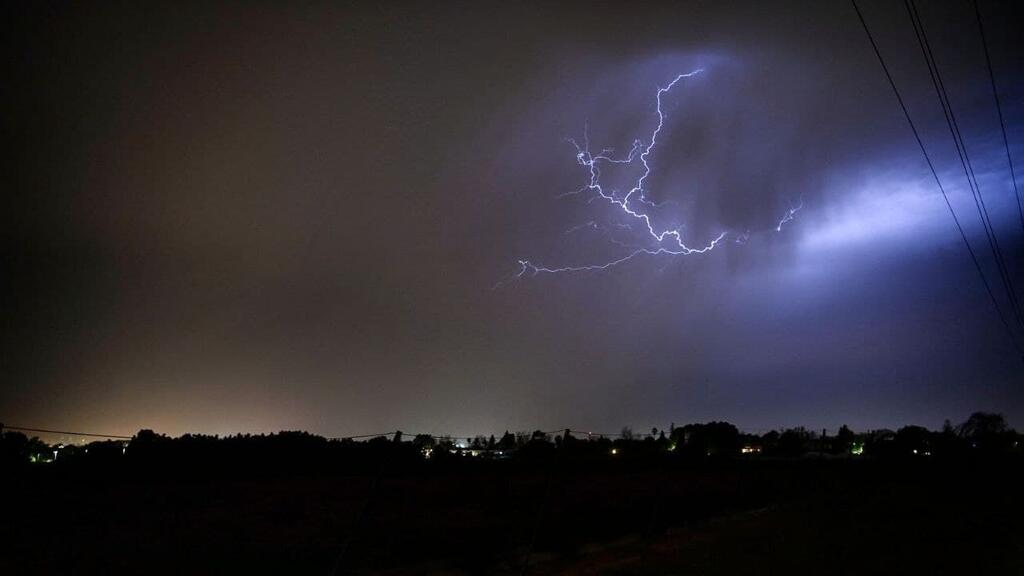 Молния в Израиле (Фото: Яир Саги) ברקים מעל מושב כפר הס