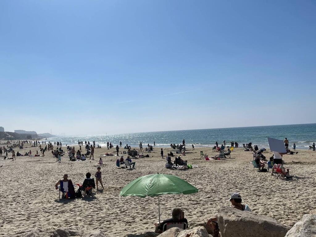 חוף הים בהרצליה מלא בחודש פברואר