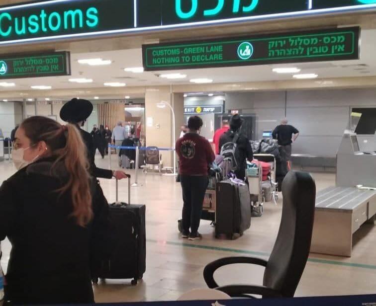 Ben Gurion Airport בustoms (Photo: Khul Mehudar) נוסעים יוצאים רגיל דרך המכס ולא דרך היציאה הצדדית להסעות