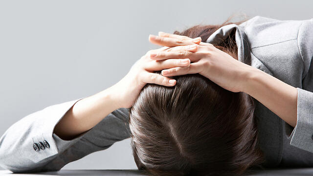 פיטורים אישה עצובה דיכאון אילוס אילוסטרציה