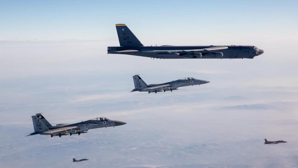 Американский бомбардировщик B-52 в сопровождении самолетов ВВС ЦАХАЛа (Фото: пресс-служба ЦАХАЛа) מטוסי קרב של צה״ל מסוג F-15 ליוו היום שני מפציצים אמריקאים מדגם B-52 מעל שמי מדינת ישראל