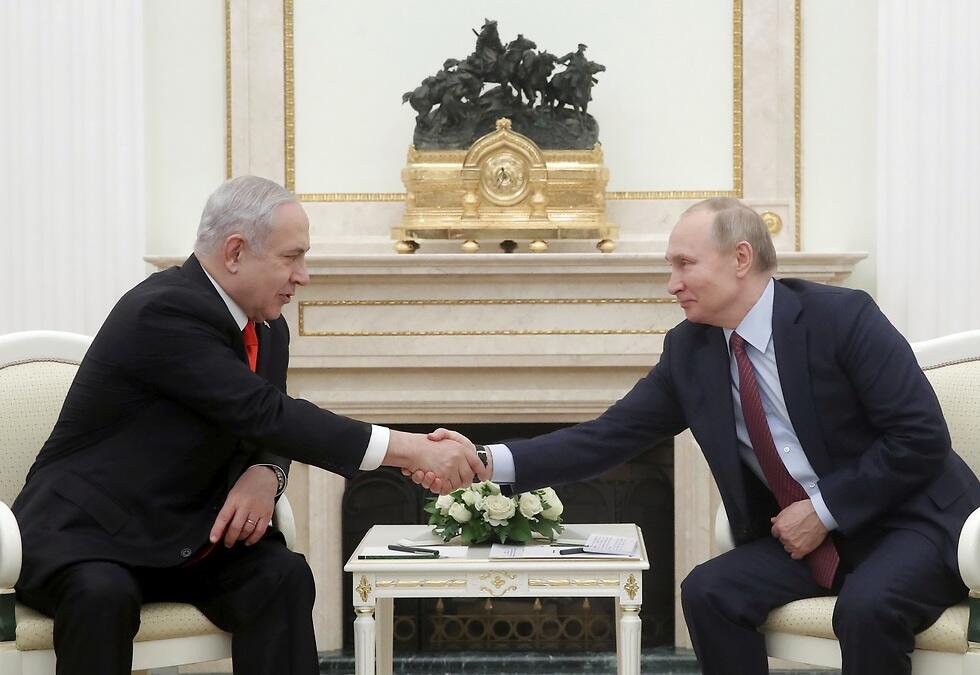בנימין נתניהו וולדימיר פוטין לוחצים ידיים