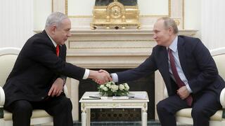 בנימין נתניהו וולדימיר פוטין לוחצים ידיים