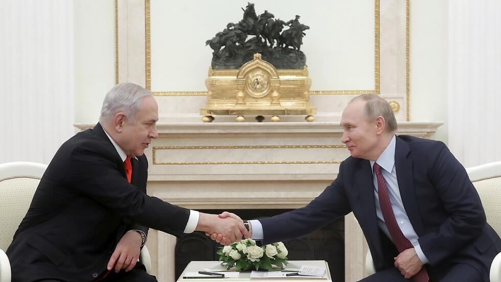 בנימין נתניהו וולדימיר פוטין לוחצים ידיים