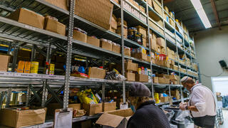 אורזים סלי מזון למשפחות