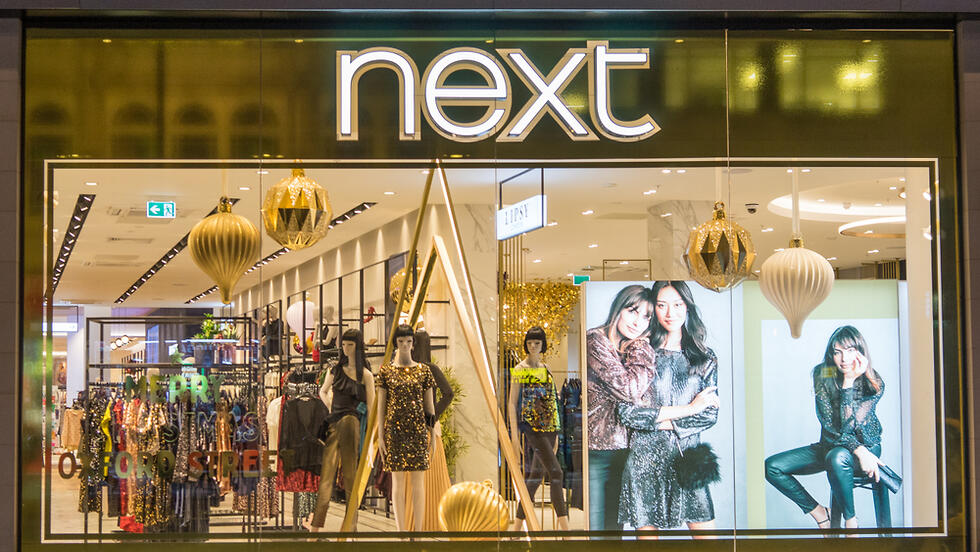 Витрина магазина Next (Фото: Shutterstock) חלון ראווה בחנות נקסט