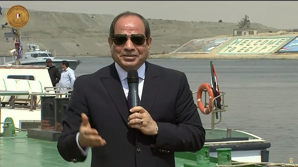 Президент Египта ас-Сиси נשיא מצרים עבד אל-פתאח א-סיסי ביקור ב תעלת סואץ אחרי שחרור ה פקק שנוצר עקב היתקעות ספינה