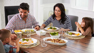 הורים מתבגרים ילדים ארוחת ערב משפחתית ארוחה