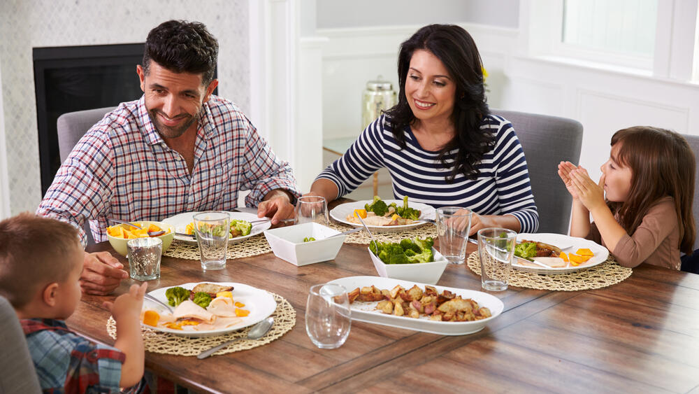 הורים מתבגרים ילדים ארוחת ערב משפחתית ארוחה