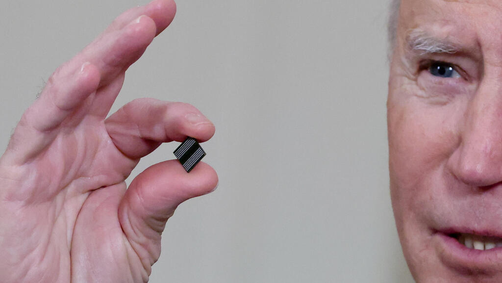 הנשיא ביידן אוחז בשבב