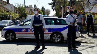 ראמבוייה ליד פריז צרפת אדם דקר שוטרת ב תחנת משטרה