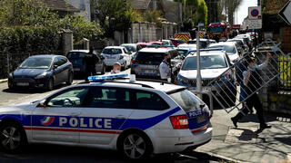 ראמבוייה ליד פריז צרפת אדם דקר שוטרת ב תחנת משטרה