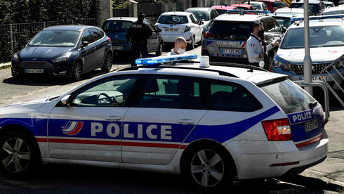 ראמבוייה ליד פריז צרפת אדם דקר שוטרת ב תחנת משטרה