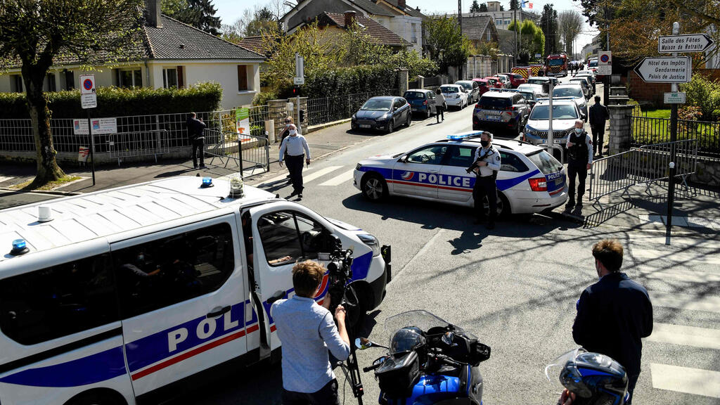 Police in France. Archive (Photo: AFP) ראמבוייה ליד פריז צרפת אדם דקר שוטרת ב תחנת משטרה