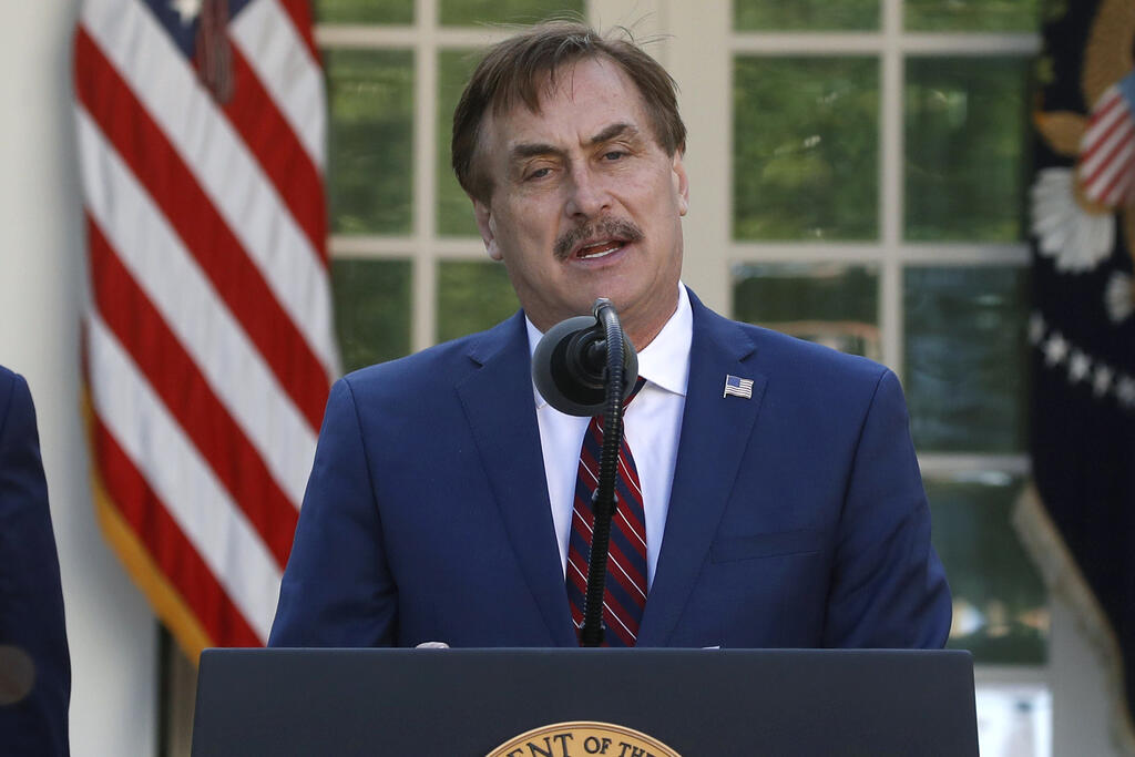 Mike Lindell (Photo: AP) "איש הכריות" מייק לינדל