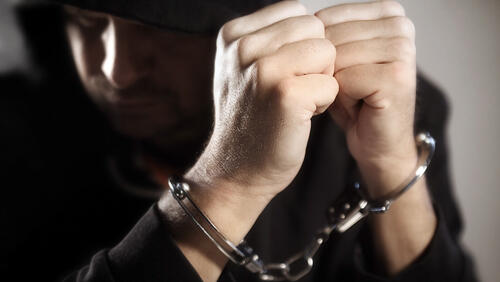 мужчина наручники арест
