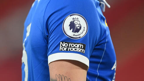 שחקן ברייטון עם הכיתוב "לא לגזענות