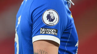 שחקן ברייטון עם הכיתוב "לא לגזענות