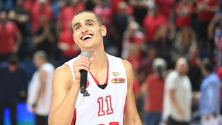 מדר חוגג עם הקהל