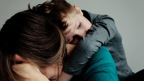 Фото: shutterstock женщина ребенок плачет