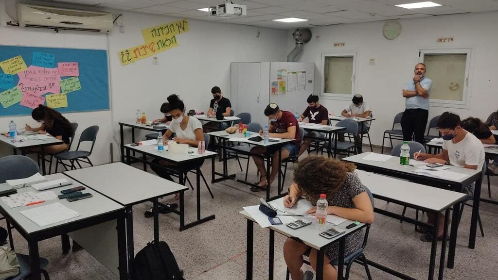 A Bagrut exam in Gan Yavne (Photo: Education Ministry) בחינת בגרות בגן יבנה