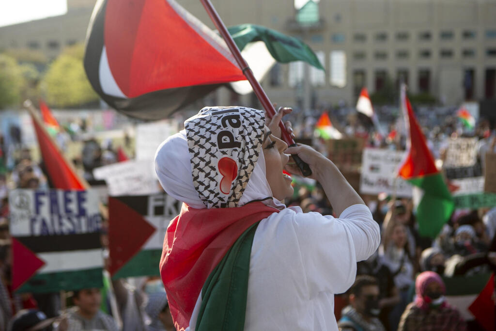 Pro-Palestinian protesters demonstrate against Israel in Mississauga, Ontario, Canada (Photo: AP) מחאות בקנדה