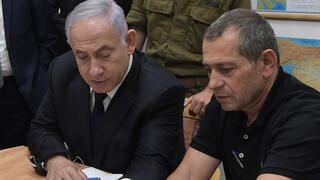 ראש הממשלה בנימין נתניהו עם ראש השכ"כ נדב ארגמן וראש המל"ל מאיר בן שבת בקריה בתל אביב