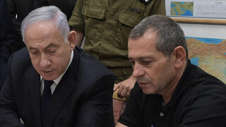 ראש הממשלה בנימין נתניהו עם ראש השכ"כ נדב ארגמן וראש המל"ל מאיר בן שבת בקריה בתל אביב