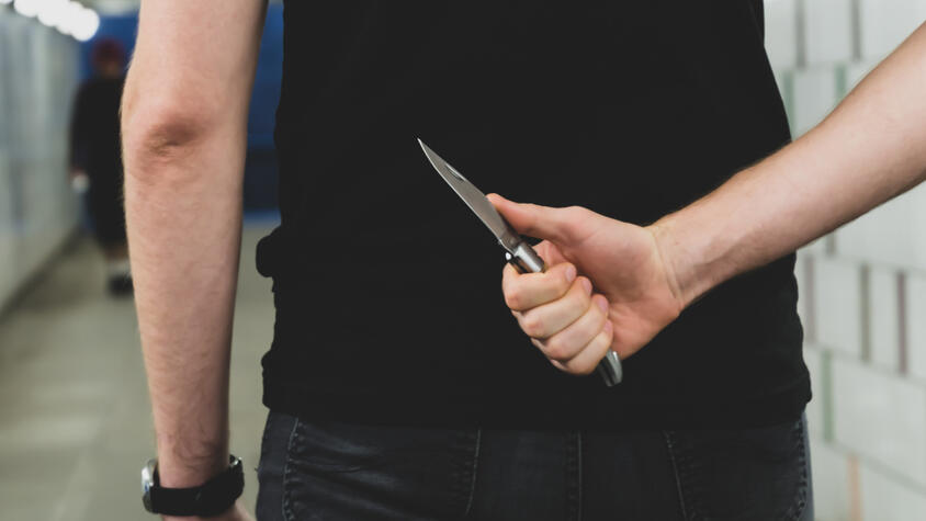 Преступник с ножом (Фото: shutterstock) парень нож улица