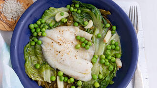 דג במחבת עם חסה ואפונה