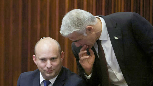 נפתלי בנט ויאיר לפיד מדברים במליאת הכנסת