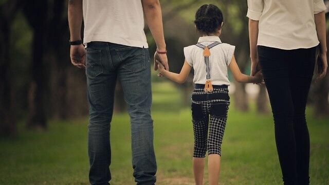 הורים ילדה בני זוג גירושים גירושין אילוס אילוסטרציה