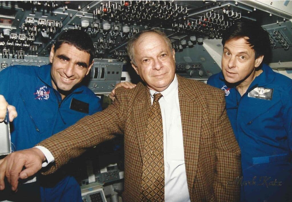 הר אבן עם האסטרונאוטים אילן רמון ז"ל ויצחק מאיו