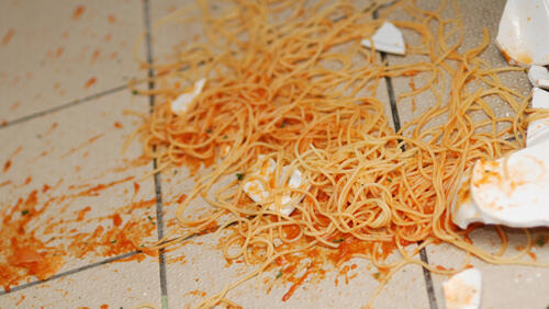 разбитая тарелка еда пол 