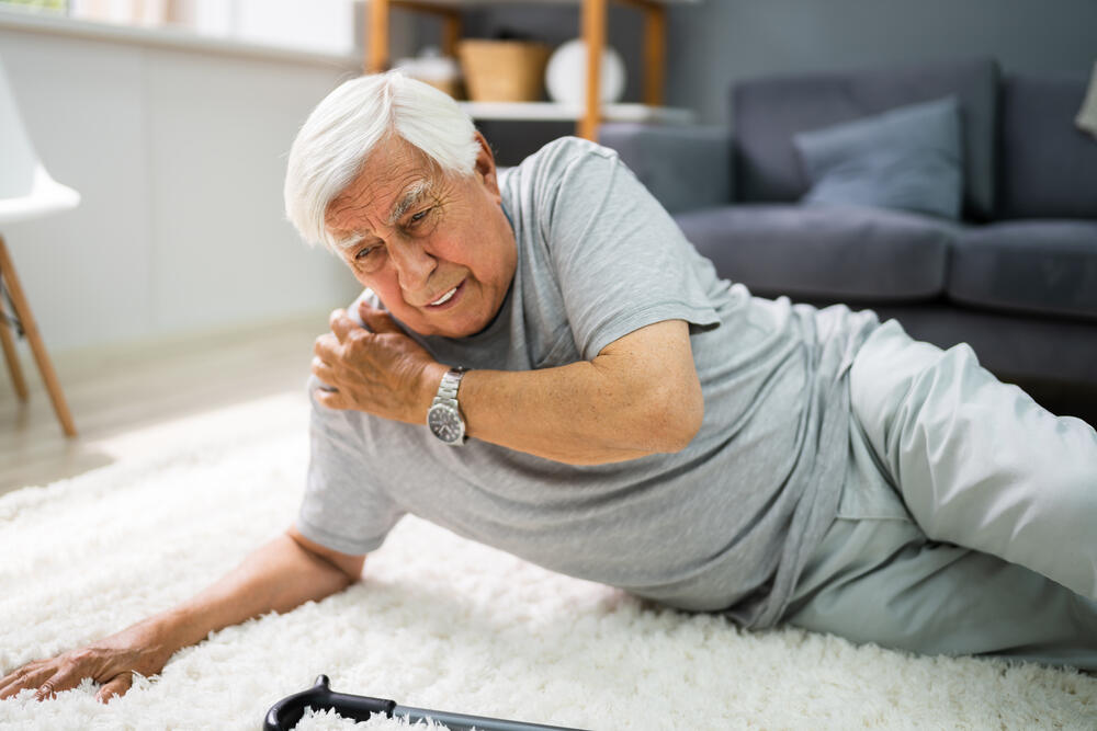 Repeated nighttime bathroom trips have been linked to an increased risk of falls, especially among older adults (Photo: shutterstock) נפילות נפילה קשישים זקנים
