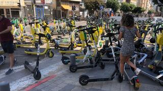 קורקינטים נטושים בסמוך למצעד הגאווה בתל אביב