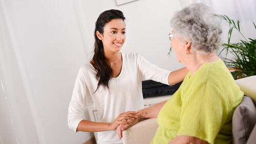 Фото: shutterstock афера пенсионерка обман мошенница