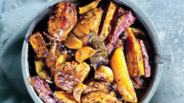 עוף במייפל ואספרסו  עם תפוחי אדמה ובטטה 