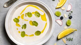 אחו בלנקו: מרק ספרדי קר עם שקדים ושום