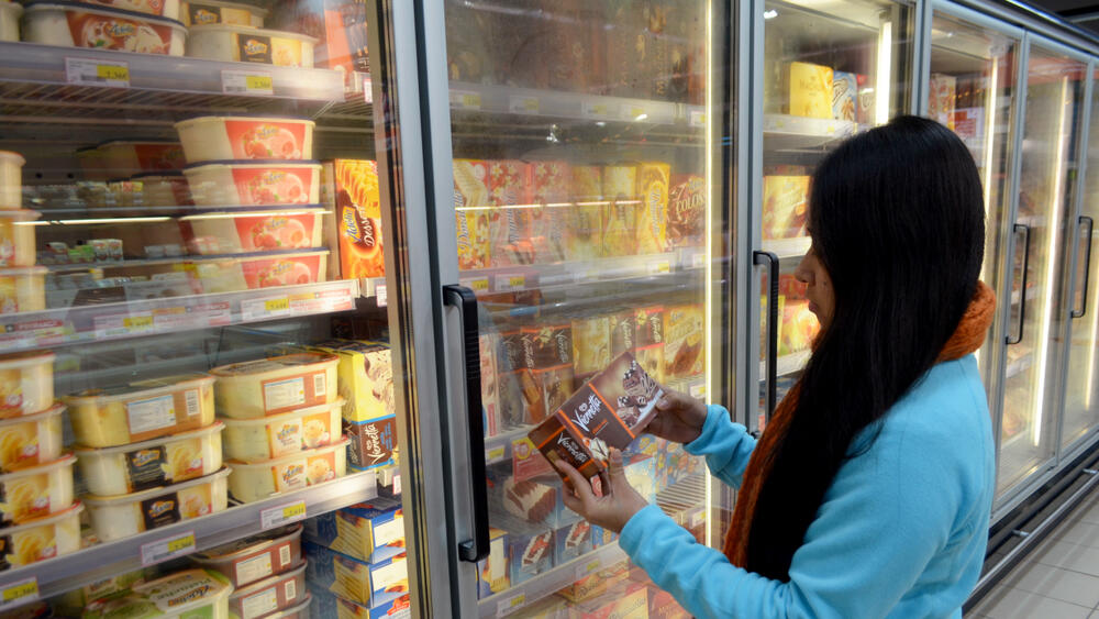 Мороженое в супермаркете (Фото: Shutterstock) בדיקה של תווית הגלידה