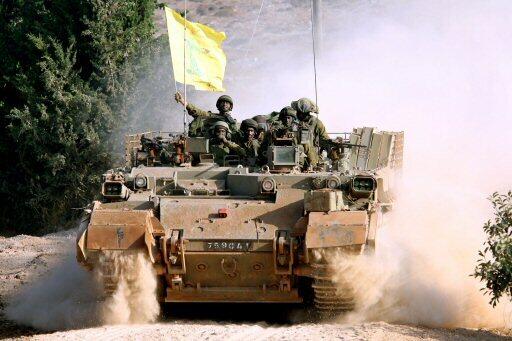An IDF tank operates in Maroun al-Ras, southern Lebanon, during the 2006 Lebanon War (Photo: Reuters) טנק צה"ל במארון א-ראס במהלך מלחמת לבנון השנייה