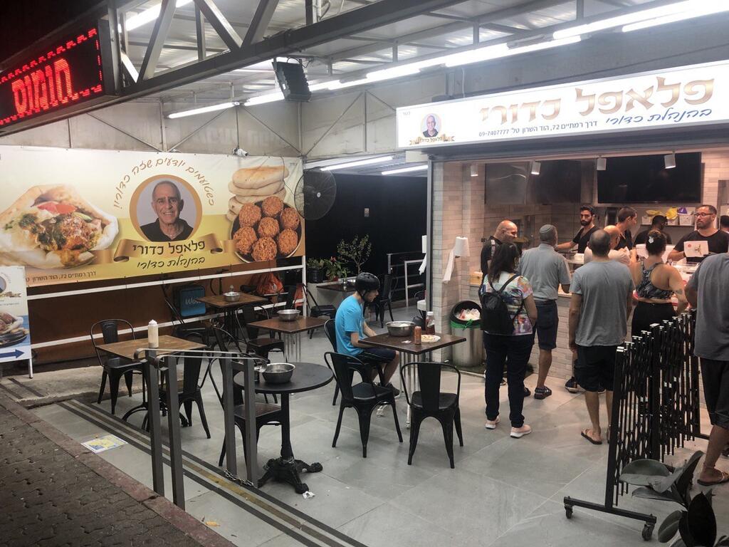 Kaduri Hod HaSharon. Two stalls for two brothers 