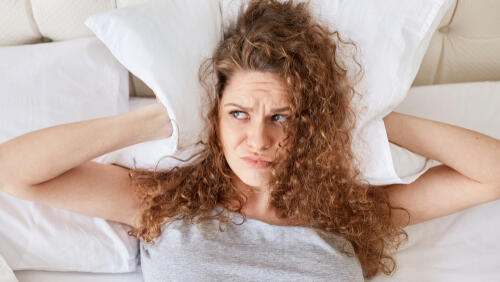 уши подушка женщина постель 