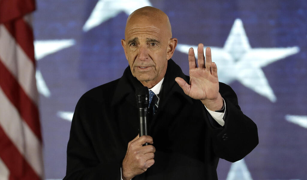 Tom Barrack (Photo: AP) תומאס ברק מקורב של דונלד טראמפ נעצר מואשם שפעל כסוכן זר של איחוד האמירויות