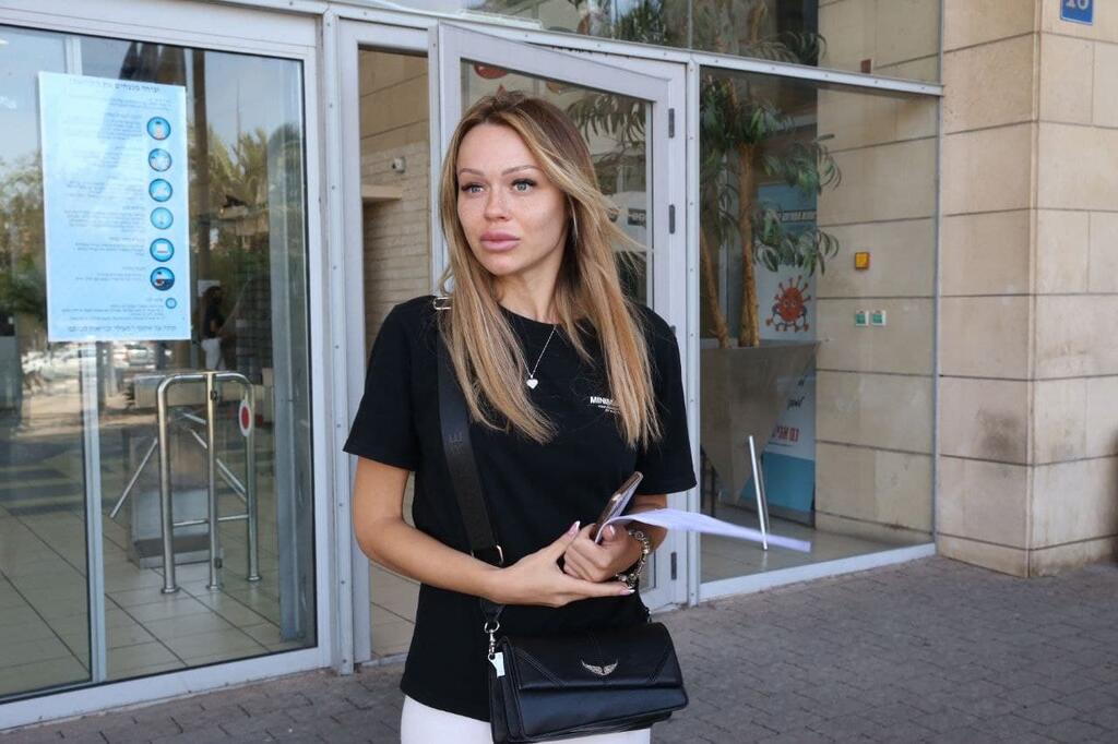 Leen Peer (Photo: Shaul Golan) לין פאר מגיעה לתחנת המשטרה בת"א להגיש תלונה נגד שי אביטל