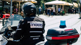 שוטרים ירו למוות באדם עם סכין שרץ לעברם בבת ים