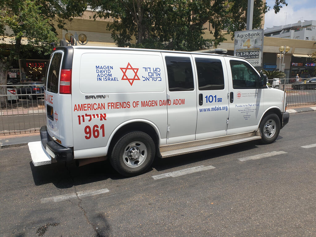 Photo: Shutterstock אמבולנס